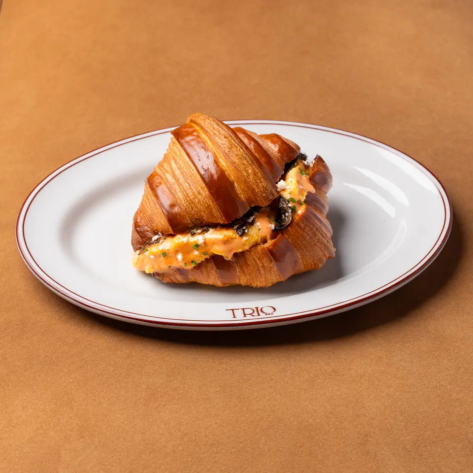 Spicy omelette croissant on a TRIO plate